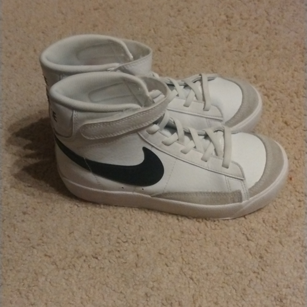 Girl's Nike Blazers w/ Velcro Strap ( Size 2 ). Excellent Condition!!
